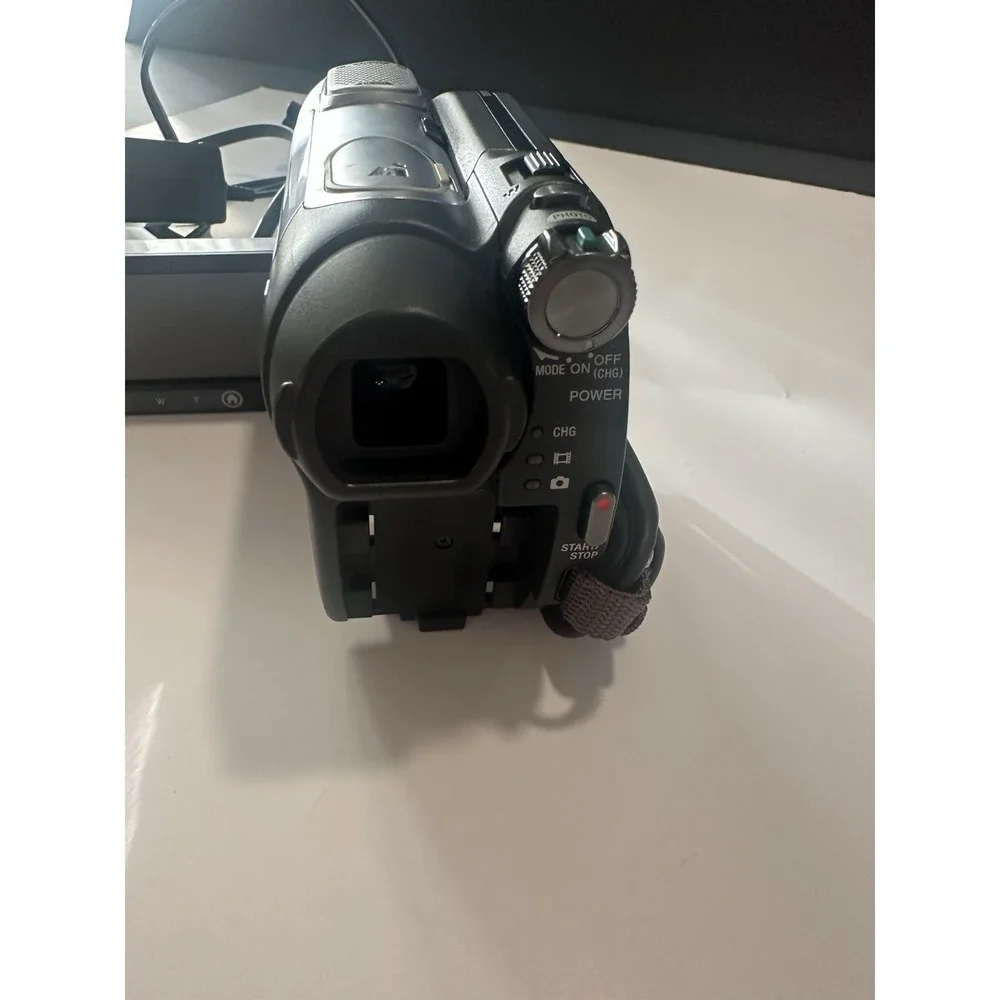 Sony DCR-DVD308 Camcorder HandyCam 25X MegaPixel Optical Zoom UNTESTED W/ Memory